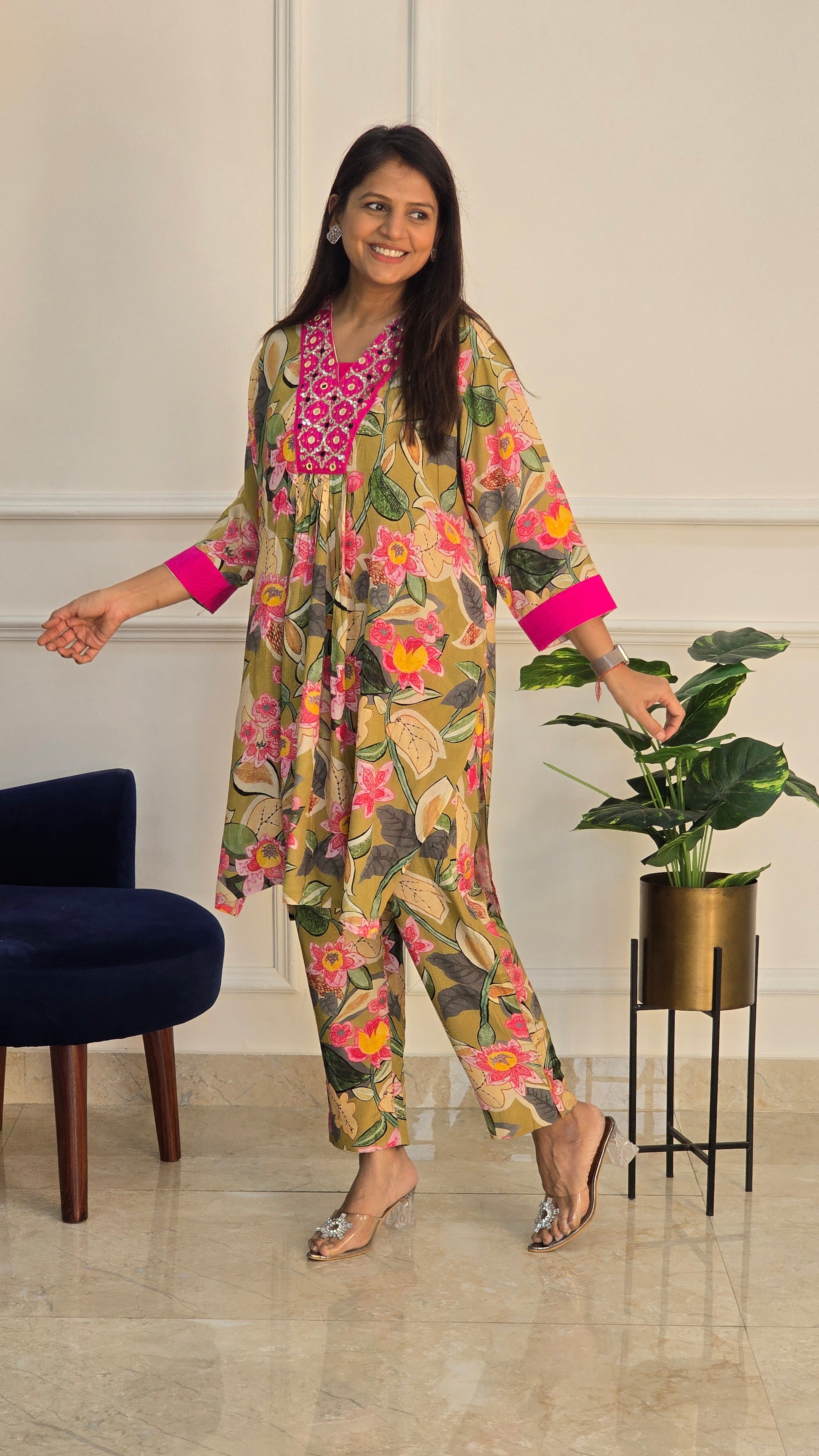 Jhilmil Green Floral Kurta Set - View 3 - PinkTree by Shrutika