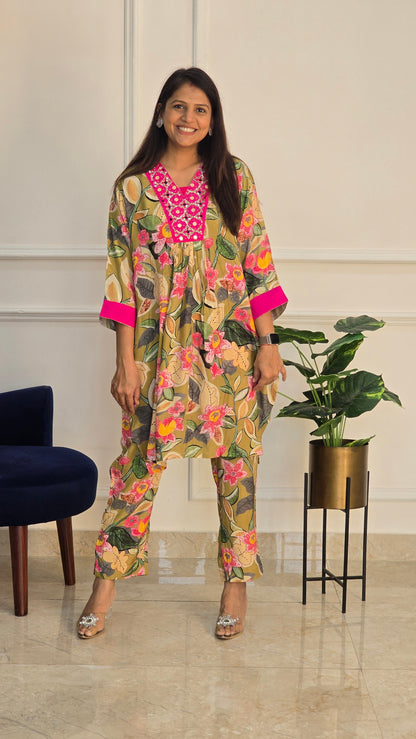 Jhilmil Green Floral Kurta Set - View 2 - PinkTree by Shrutika